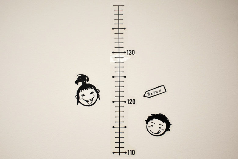 ダイソーのおすすめ商品「身長計ウォールステッカー」の実物画像