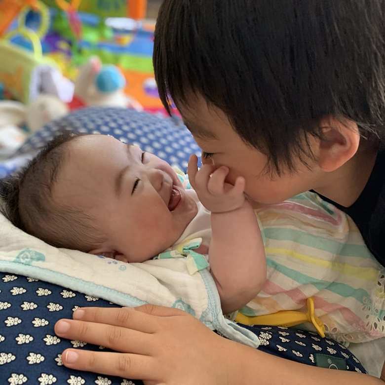 荒絵里さんのInstagramより（2020年5月31日撮影  兄の丈一郎くんと愛子ちゃん）