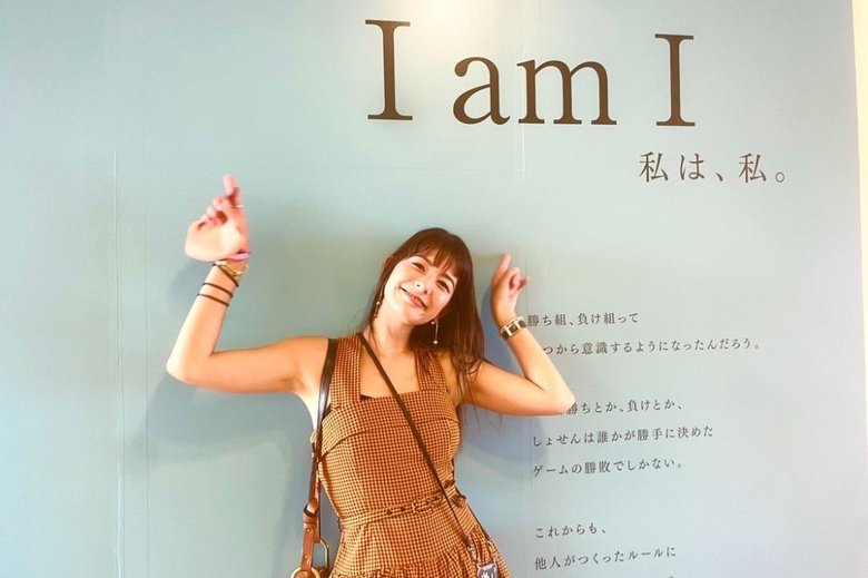 日本経済大学芸創プロデュース学科ファッションビジネスコースに進学したスザンヌさん