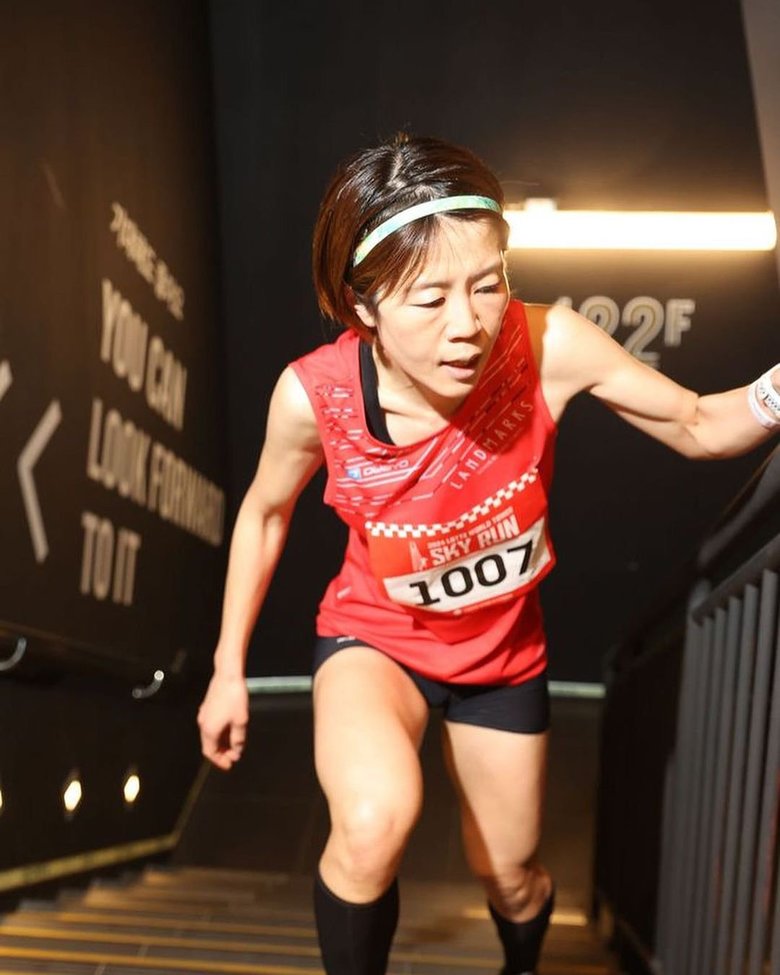 韓国の超高層ビル・ロッテタワーのレースに挑む立石さん。ビルの高さは555mで125階建て！