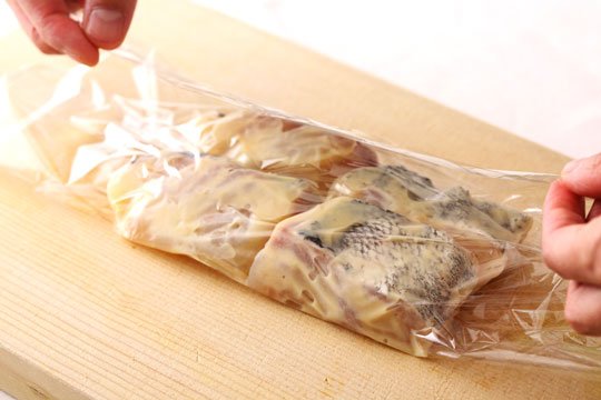 ②に①を加えてあえ、ラップでくるむ。ひと晩から1日漬ける。