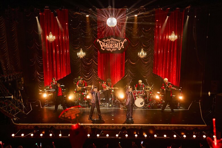 錦織さんとのダンス&ボーカルユニット「Funky Diamond 18」。ステージに立つパパイヤ鈴木さん