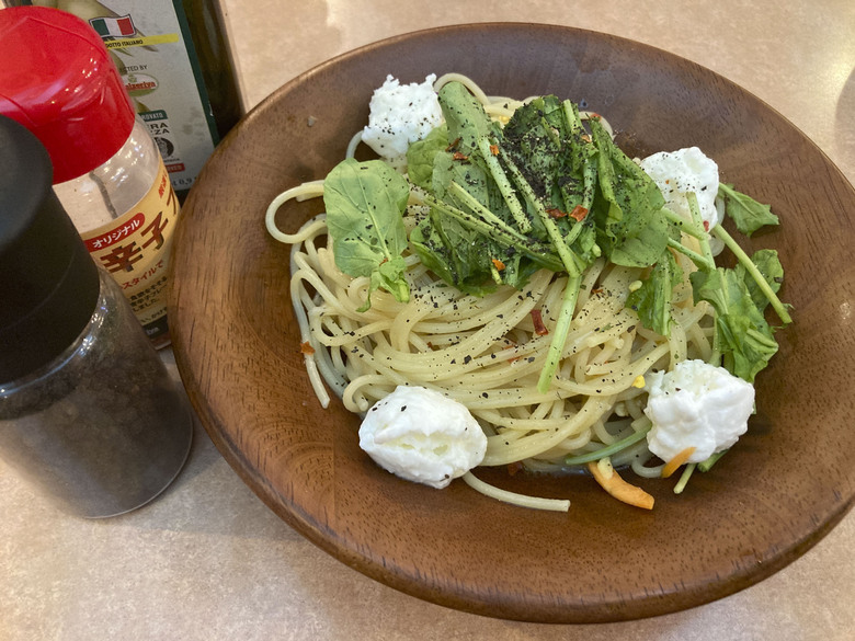 モッツァレラのサラダをのせたペペロンチーノはいむやんさんの鉄板アレンジ