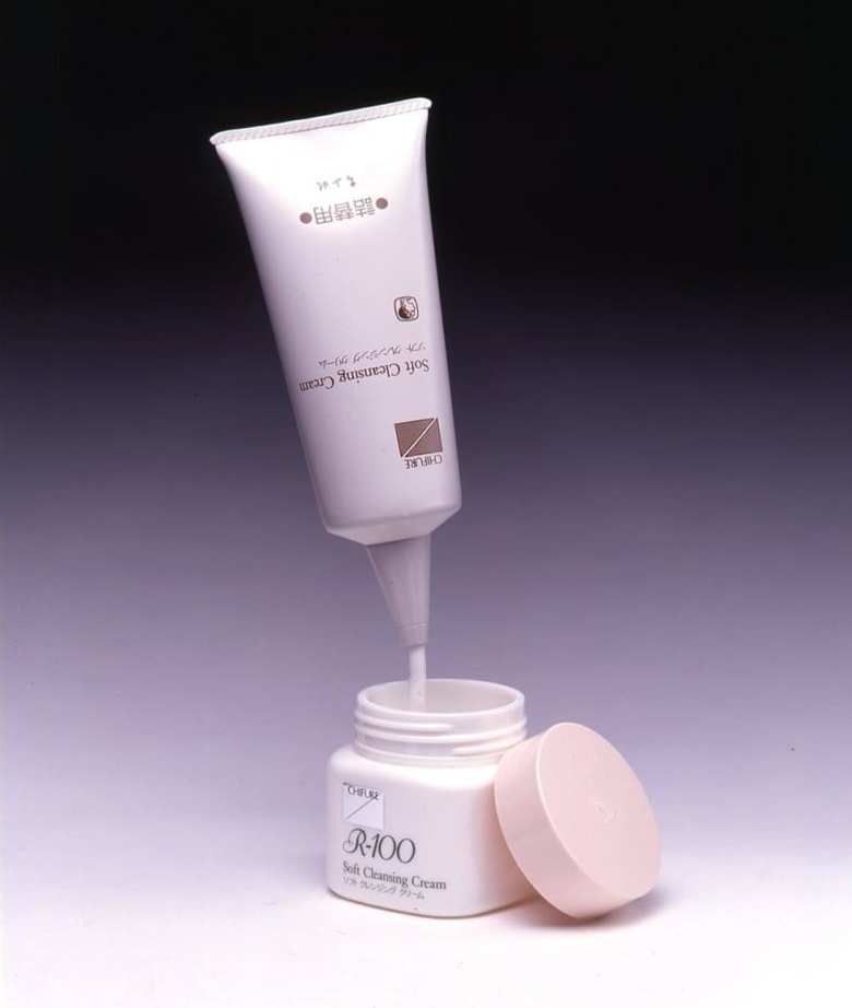 当時発売された、クレンジングクリームの詰め替え用商品。
