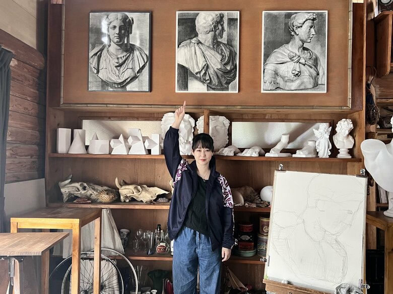 自伝的映画の撮影場所での1枚。東村さんが指差すのは高校のときにご自身が描いたデッサン！