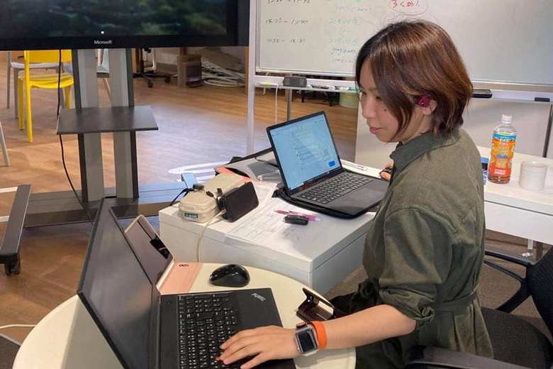 オンライン修学旅行を流山市のオフィスからコーディネートしている様子