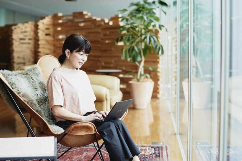 社屋上層階にあるフリースペースは、自由に使用できる。座り心地のよい椅子でコーヒーを飲みながらリラックスすることも。