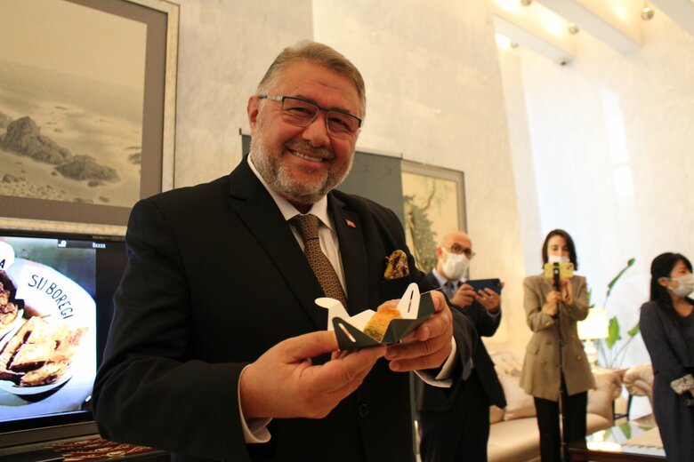 バクラヴァを手に優しい笑顔が印象的なトルコの老舗菓子店「カラキョイ・ギュルオール」の5代目ナーディル・ギュルさん