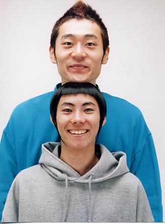2001年、漫才コンビを組んだ当時のチロさん（手前）とゴンさん（奥）