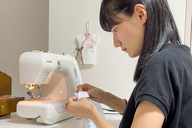 ミシンで産着を縫う梓さん。2〜3時間で10着ほどを仕立てる