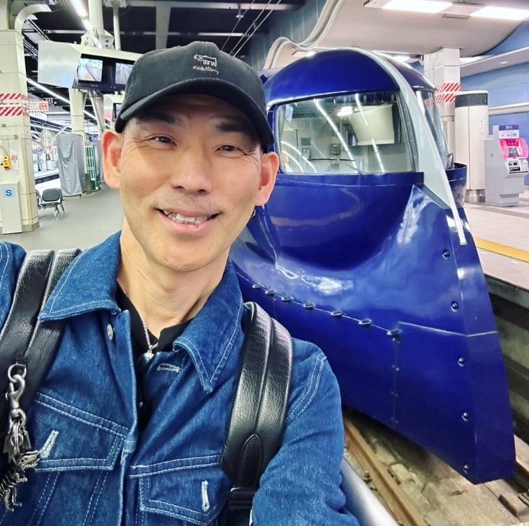 長男が好きだったという大阪・なんばと関西国際空港を結ぶ空港特急「ラピート」をバックに