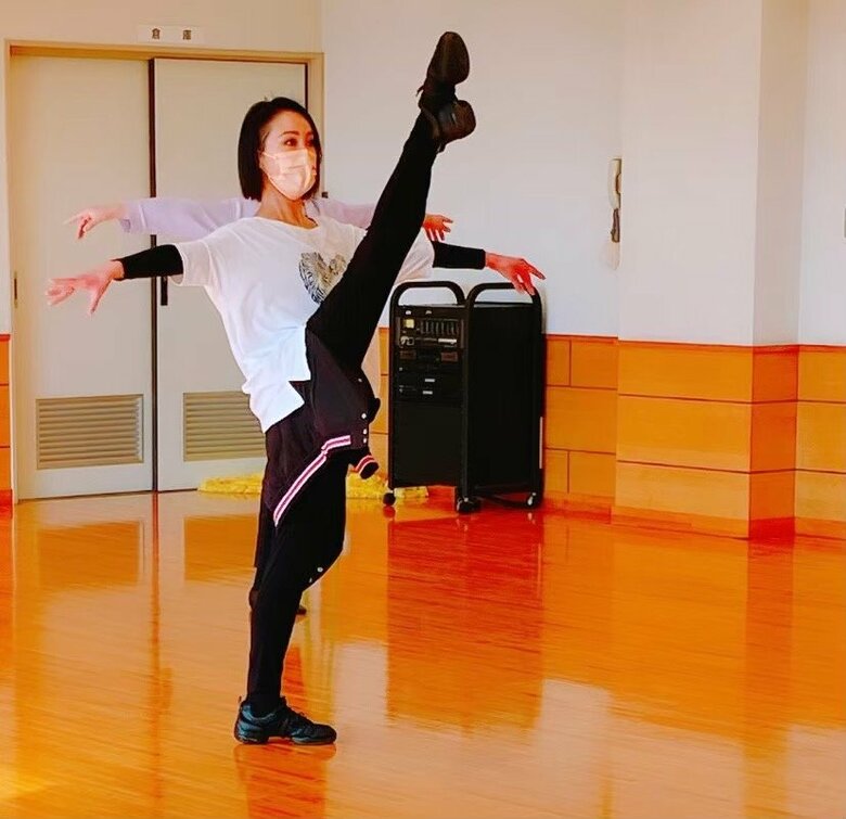 ジャズダンスのレッスン中に見事な足上げを見せる田村さん