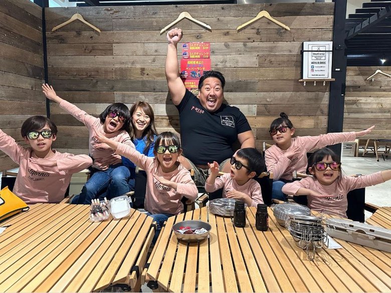 見るだけで元気になれる8人大家族の楽しそうな日常