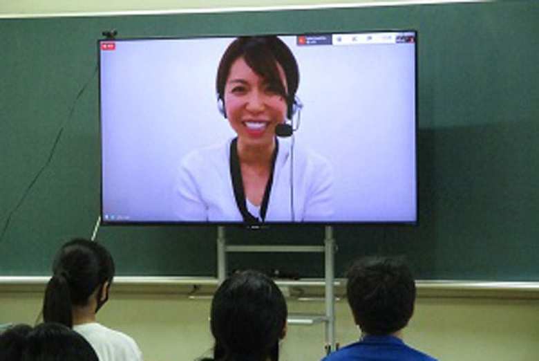 オンラインで授業する尾崎さん