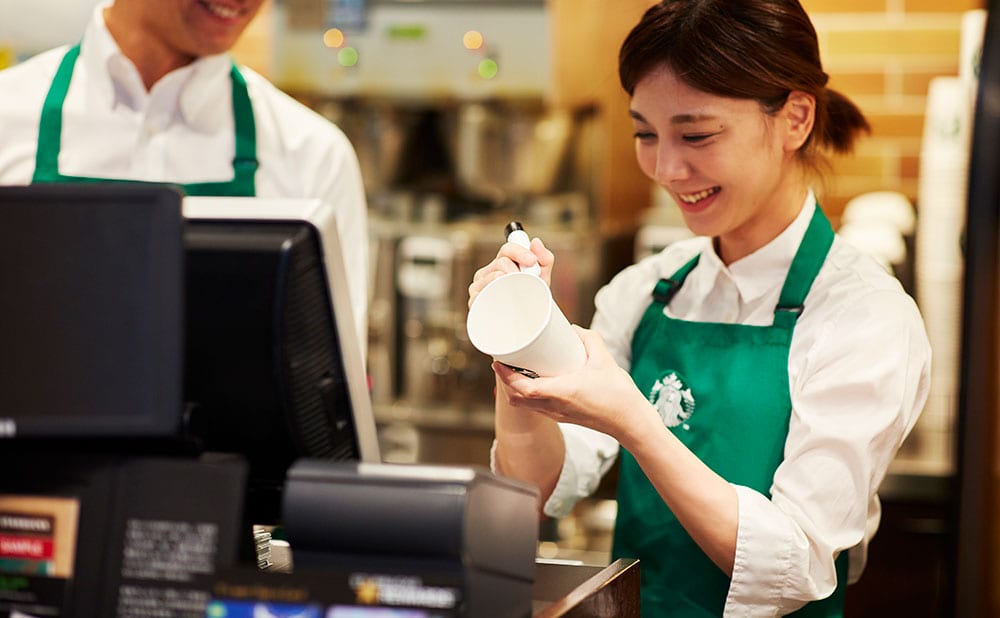 ◉STARBUCKS　COFFEECAFE➕コーヒーショップ女性店員セット ママさん店長第1号」をロールモデルに、飲食店で低離職率を実現した