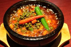 今年デビュー20周年の鈴木亜美さん スリムボディの秘密は激辛フードだった！