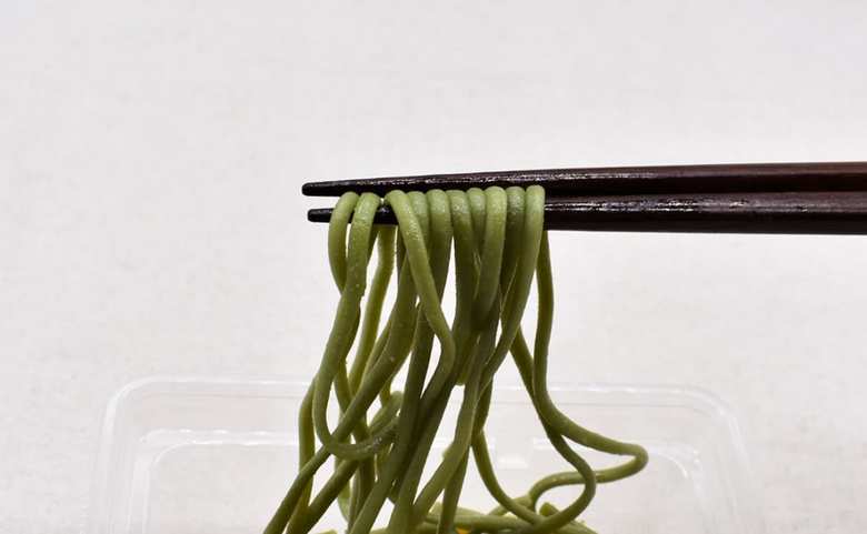 ローソンのおすすめサラダ「とろろ芋と野菜のほうれんそう麺サラダ」の食レポ画像