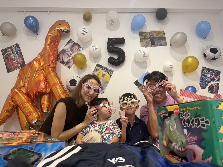 長男の5歳の誕生日を祝う太田宏介さん家族