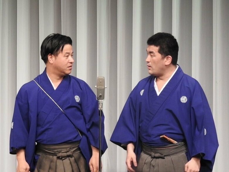 「狂言風漫才」を始めた当初は黒い着物を着用していた