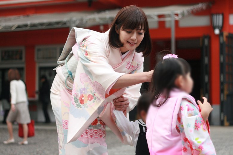 「お母さんの顔」ピンク色の上品な着物姿で、娘さんの髪を直す海保さん