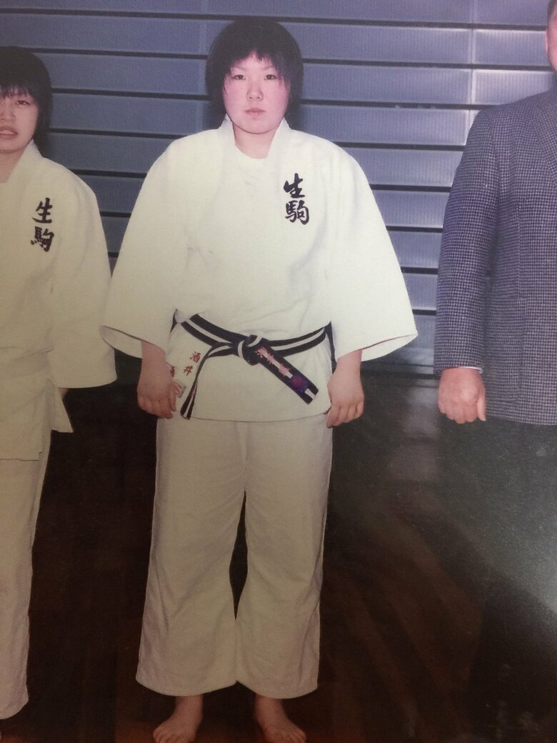 柔道に打ち込んだ高校時代の酒井さんは眉毛の剃りこみにこだわりが