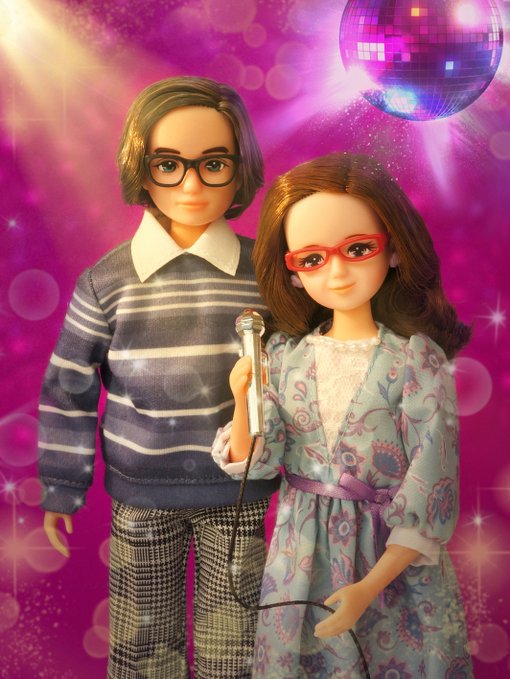 噂のおじいちゃん（左）。おばあちゃんとカラオケでデュエットできてうれしそう。 写真は「リカちゃん」公式Ｘ（旧Twitter）より