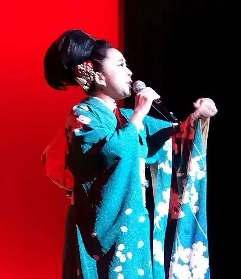 坂本冬美さんものまねで熱唱中