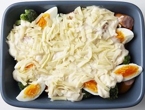 ホワイトソース缶を、全体を覆うように上からかけて、チーズをトッピングする。