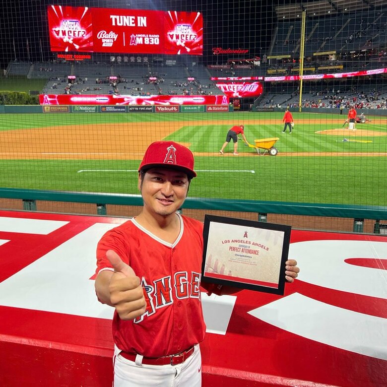 2023年、全試合観戦を記念してエンゼルス球団から表彰されるミニタニ