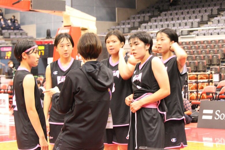 指導する藤岡さん（中央・背を向けている）