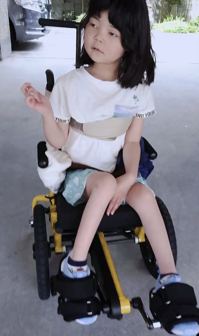 足漕ぎ車いすに乗る萌々花さん