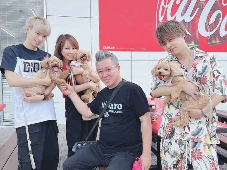 家族4人と3匹が大集合！中央が「もやし君」こと夫である矢島さん