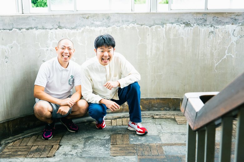 実際の校舎を改修した吉本本社の社内でいたずらっぽく笑うレギュラーのお二人は、どこか仲良し同級生のようにも見える