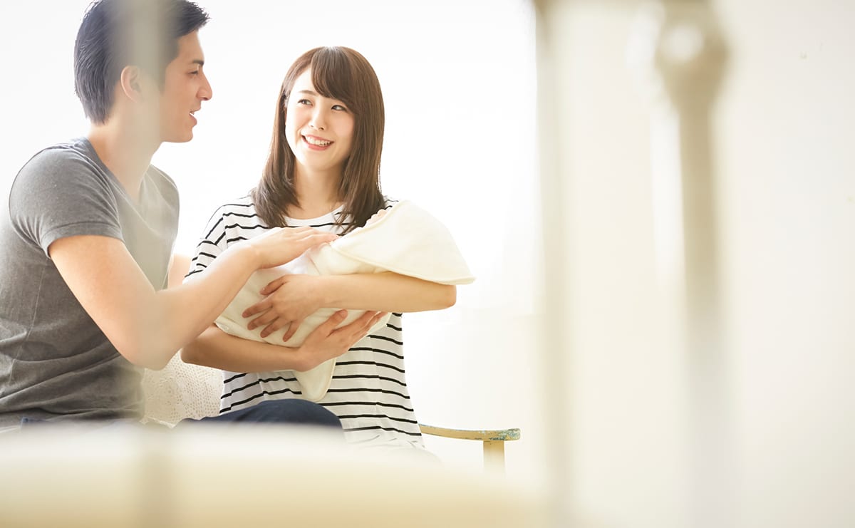 立ち会い出産をする夫