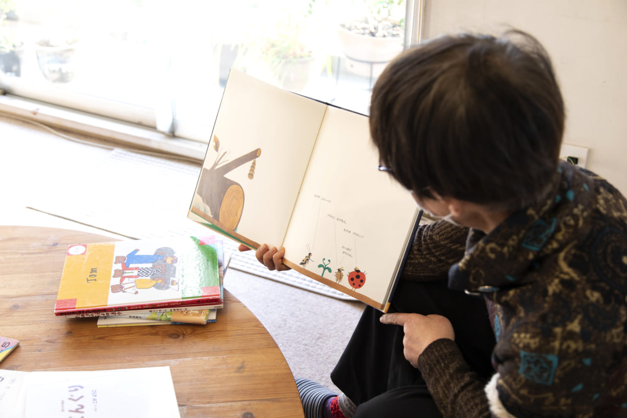 絵本を読み聞かせる江幡千代子さん