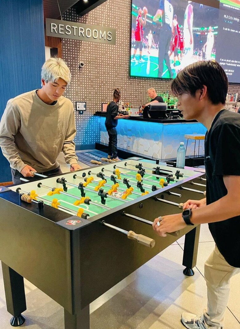 童心にかえってゲームを楽しむカノアさん（左）とキアヌさん