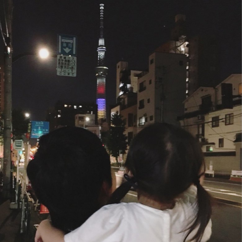 お父さんに抱っこされて、カラフルなスカイツリーに大興奮の長女