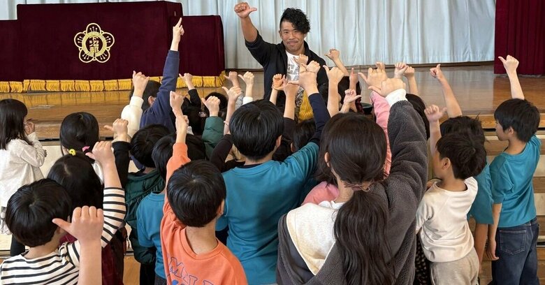 小学校の特別授業にて。子どもたちをひとつにまとめる大原さん（中央上）、さすが！