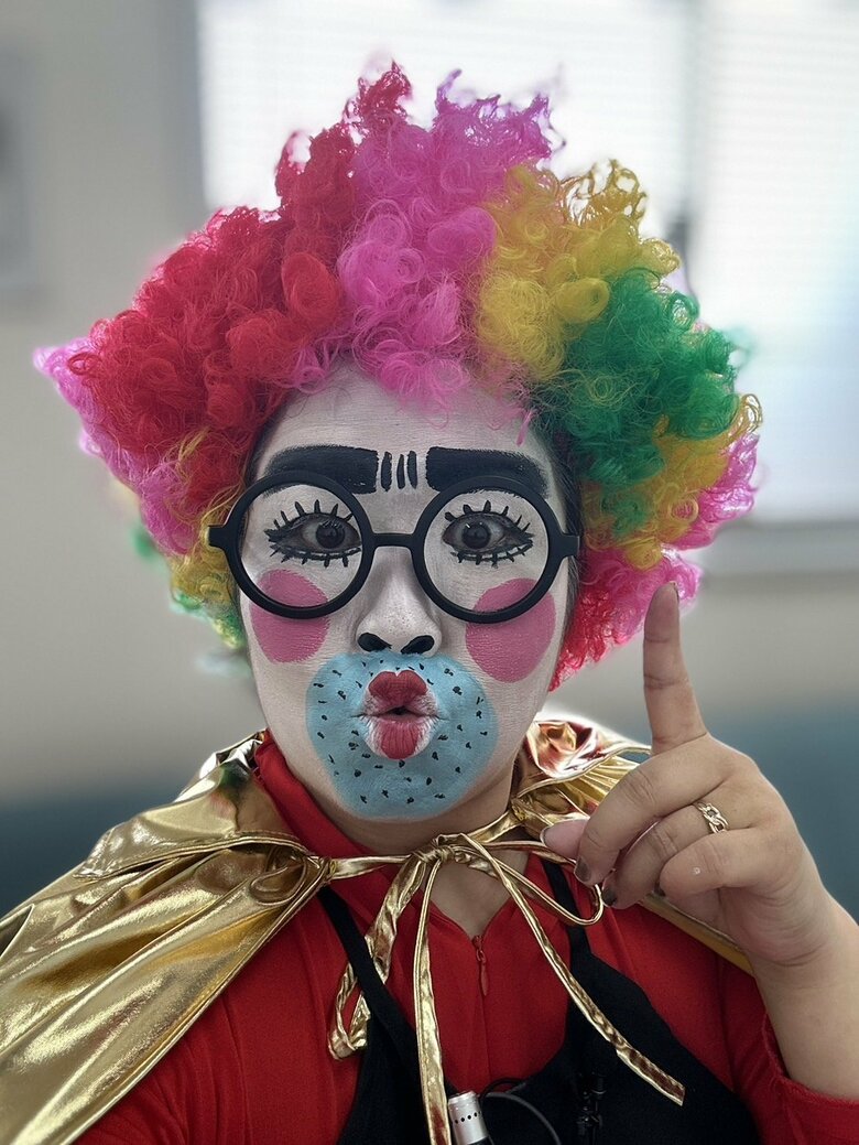 パンチの効いたメイクも衣装も自身がプロデュース