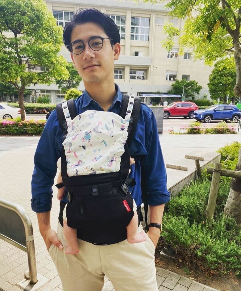 抱っこ紐姿もおしゃれ！国山さんのイクメンショット（写真提供／本人）