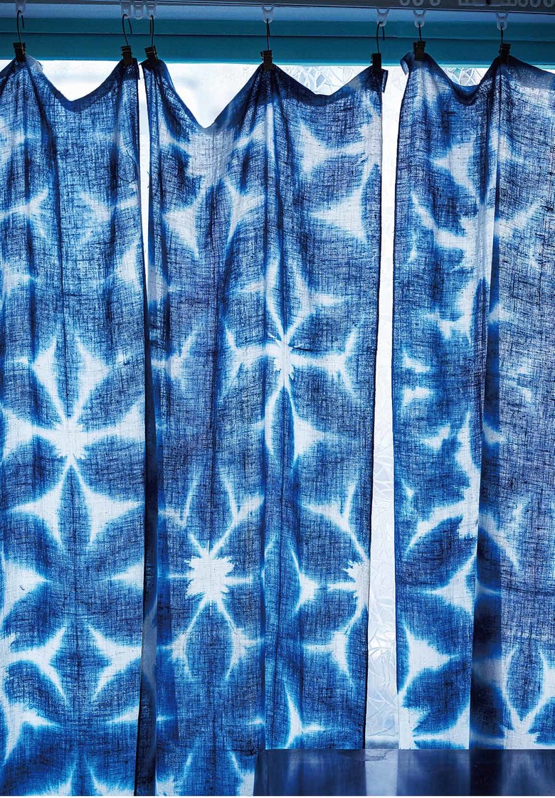 着るには派手になってしまったけれど、大好きな柄の雪花絞りの浴衣はカーテンに再利用