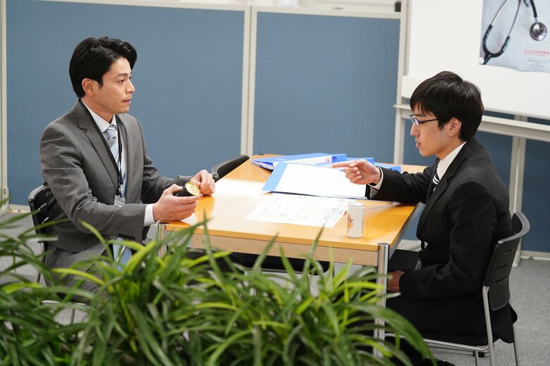 作中では「後輩との接し方に悩む男性」を演じた ©︎2022 東北新社