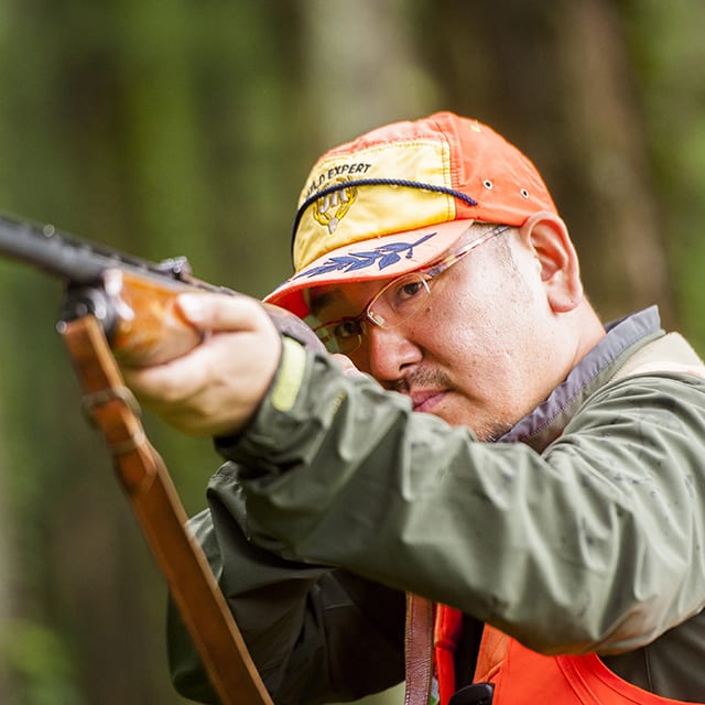 『猟師工房』代表。1972年埼玉県生まれ。2005年、外資系アパレルメーカーで働きながら、趣味として猟を始める。2013年に職業猟師として生きる決意を固め、林業会社で働きながら埼玉県飯能市に工房を開設。2015年、工房を『猟師工房』とし、狩猟やジビエに関わるさまざまな取り組みに着手。2019年には千葉県君津市にて『猟師工房ランド』をオープン。著書に「週末猟師 ジビエ・地域貢献・起業　充実のハンターライフの始め方」（徳間書店）。