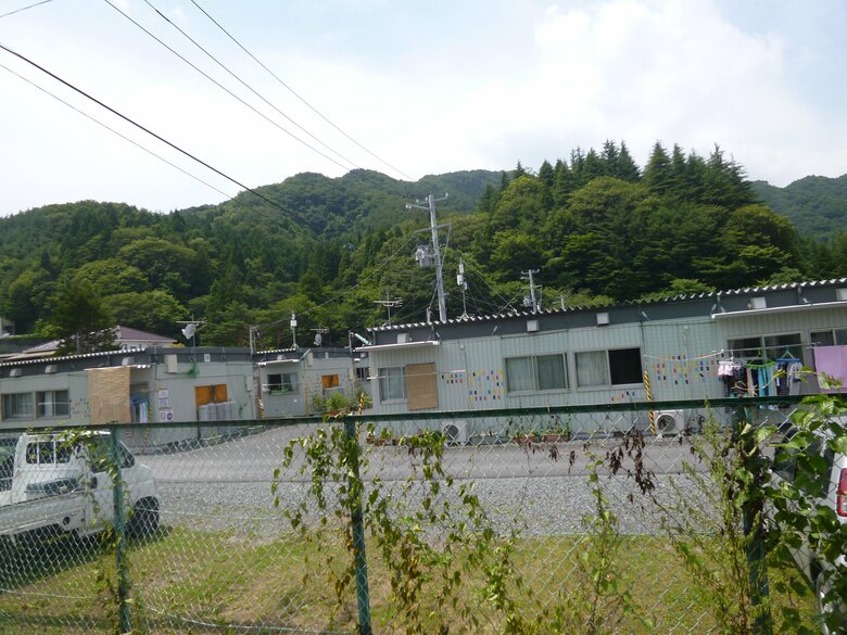 プレハブの仮設住宅。妊産婦の中にはまわりに気を遣いながら、不安を吐き出せない女性も多かった