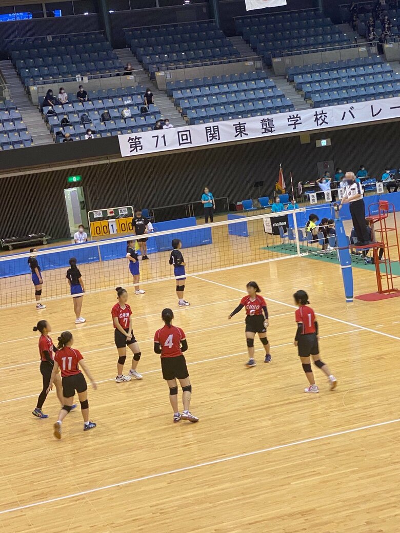 高校時代の堀さん（中央の背番号4の選手）