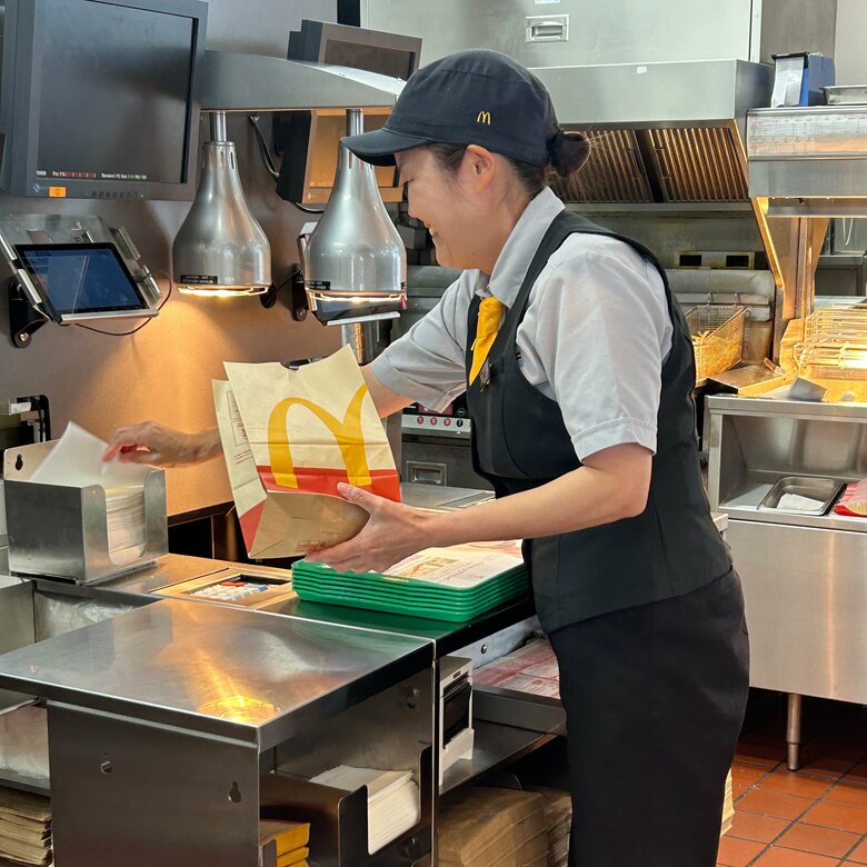 「スマイル0円」勤務中も笑顔が絶えないマネージャーの山崎友美さん