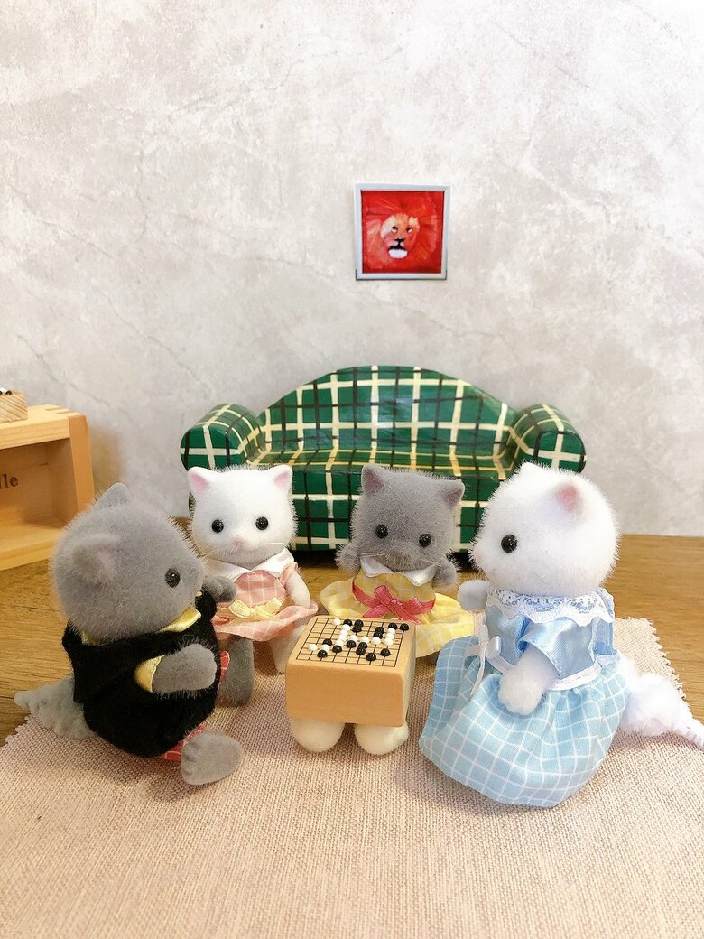 愛らしい動物で囲碁を楽しむ小林さんの家族を再現