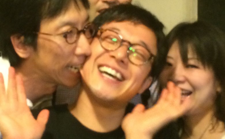 「舞台が大好き」劇団メンバーと一緒に笑顔の佐藤さん