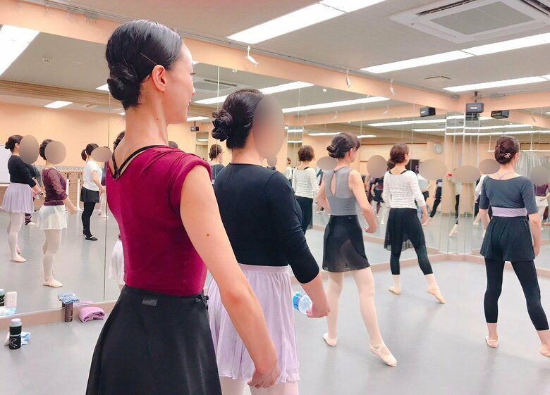 バレエの指導をする田村さん。レッスン中も姿勢の良さが際立つ