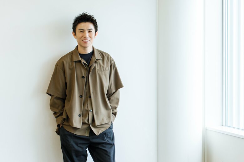 身ごろや袖がレイヤードの凝ったジャケットもサラッと着こなしているのはさすが